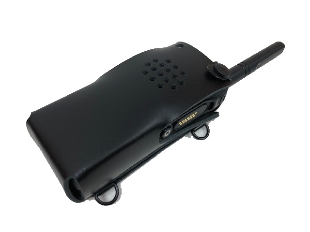 Schwarzes Handfunkgerät mit Tasche und Antenne.