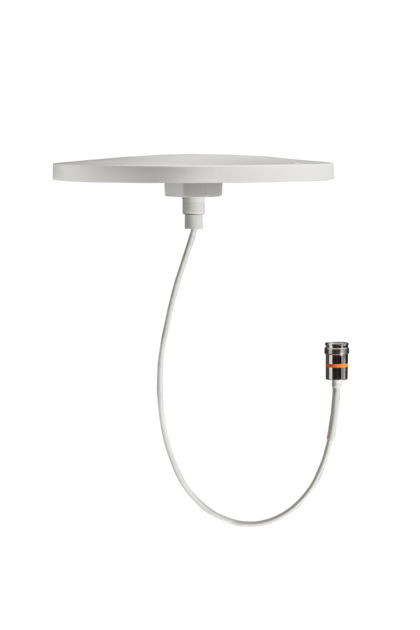 Runde, weiße Satellitenschüssel mit kurzem Kabel und Stecker