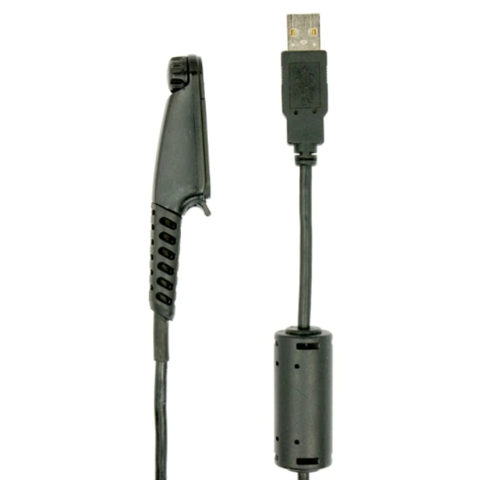 Schwarz gekrümmtes Kabel mit USB-Anschluss und Ferritkern.