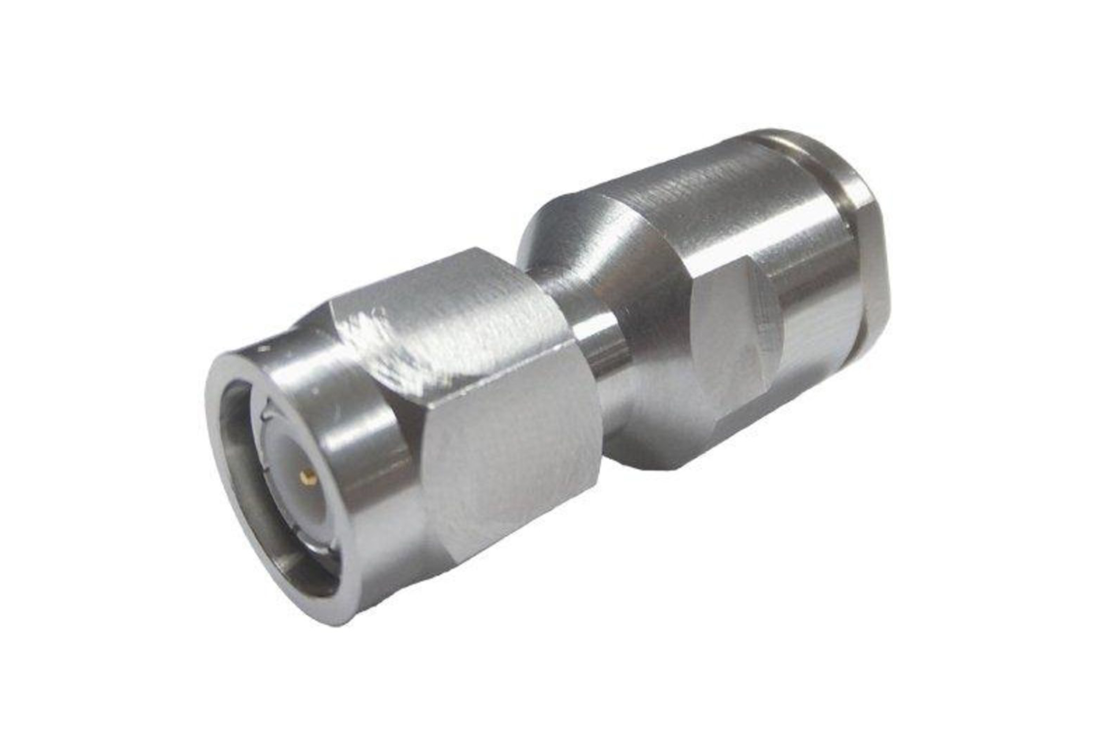 Metallischer Koaxialadapter mit sechskantiger Umrandung.