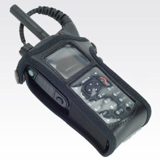 Funkgerät in schwarzer Schutzhülle, Tastenfeld sichtbar.