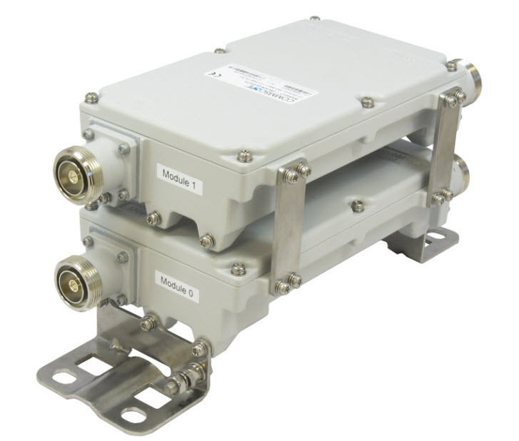 Zwei gestapelte Kommunikationsmodule mit Metallgehäusen auf Montagehalterung.