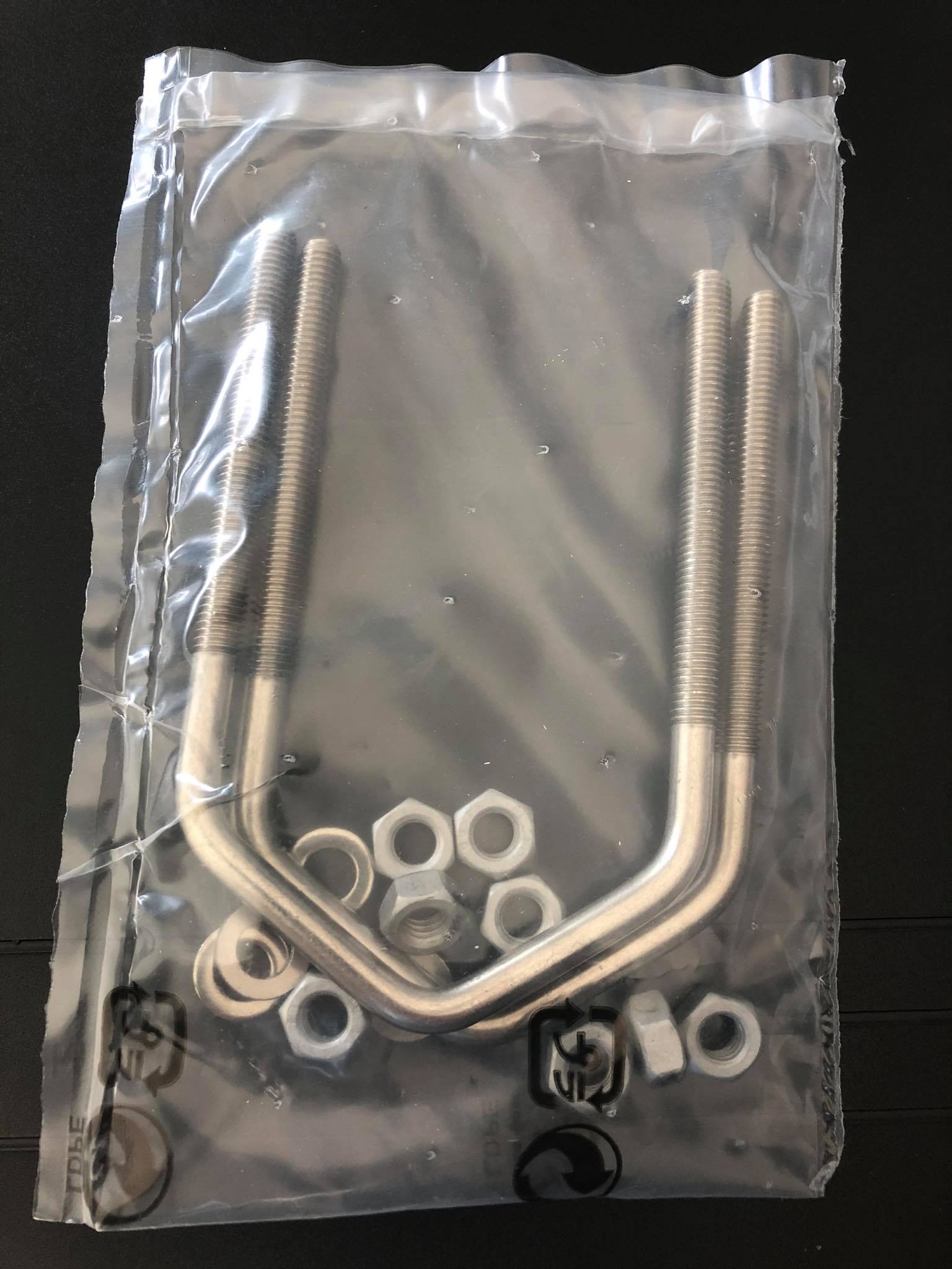 Metall-U-Bügel und Muttern in Plastikverpackung.