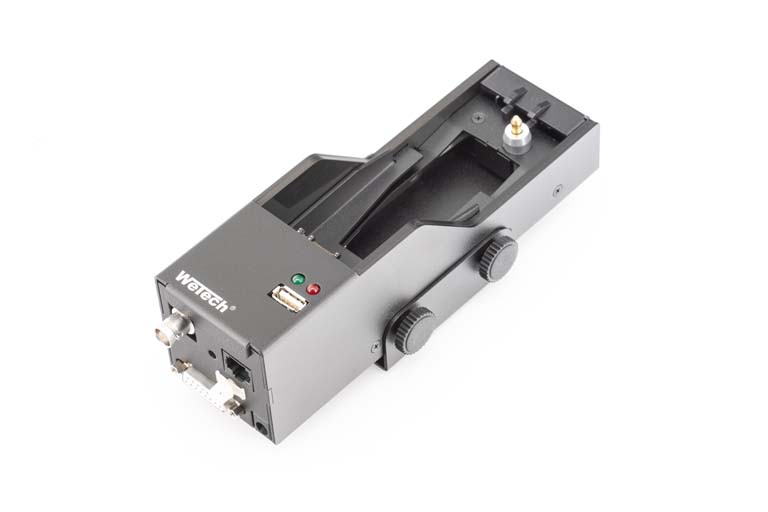 7000-00751492_wem_05.jpg Electronic device with USB port, two knobs, and LED indicators.