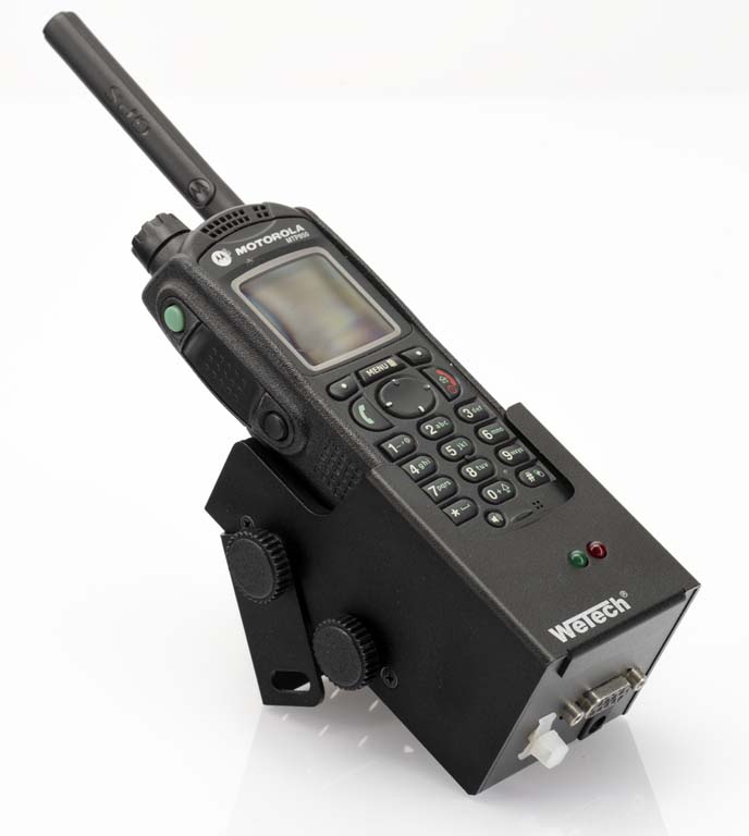Funkgerät auf einem Ständer mit Knöpfen und Antenne.