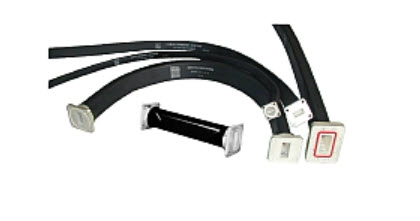 Vier flexible Kabel mit rechteckigen Steckern an den Enden, angeordnet in Bogenform.