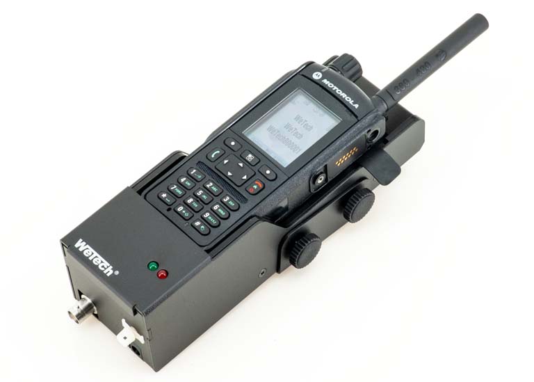 Funkgerät mit Antenne und Bedienelementen auf Ladestation.