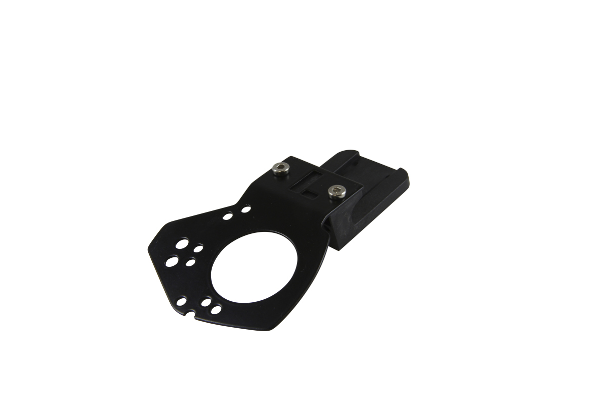 Schwarze Metallhalterung mit mehreren Löchern und zwei Schrauben.