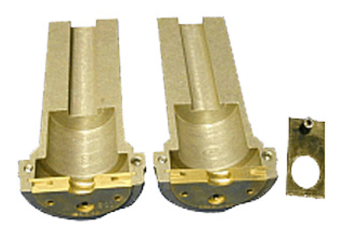 7000-00628500_rfs_01.png Zwei goldene Ventilkörper und eine kleine rechteckige Platte mit Loch.