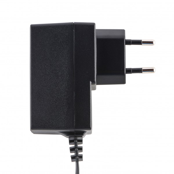 Schwarzes Netzteil mit Eurostecker und Kabel.
