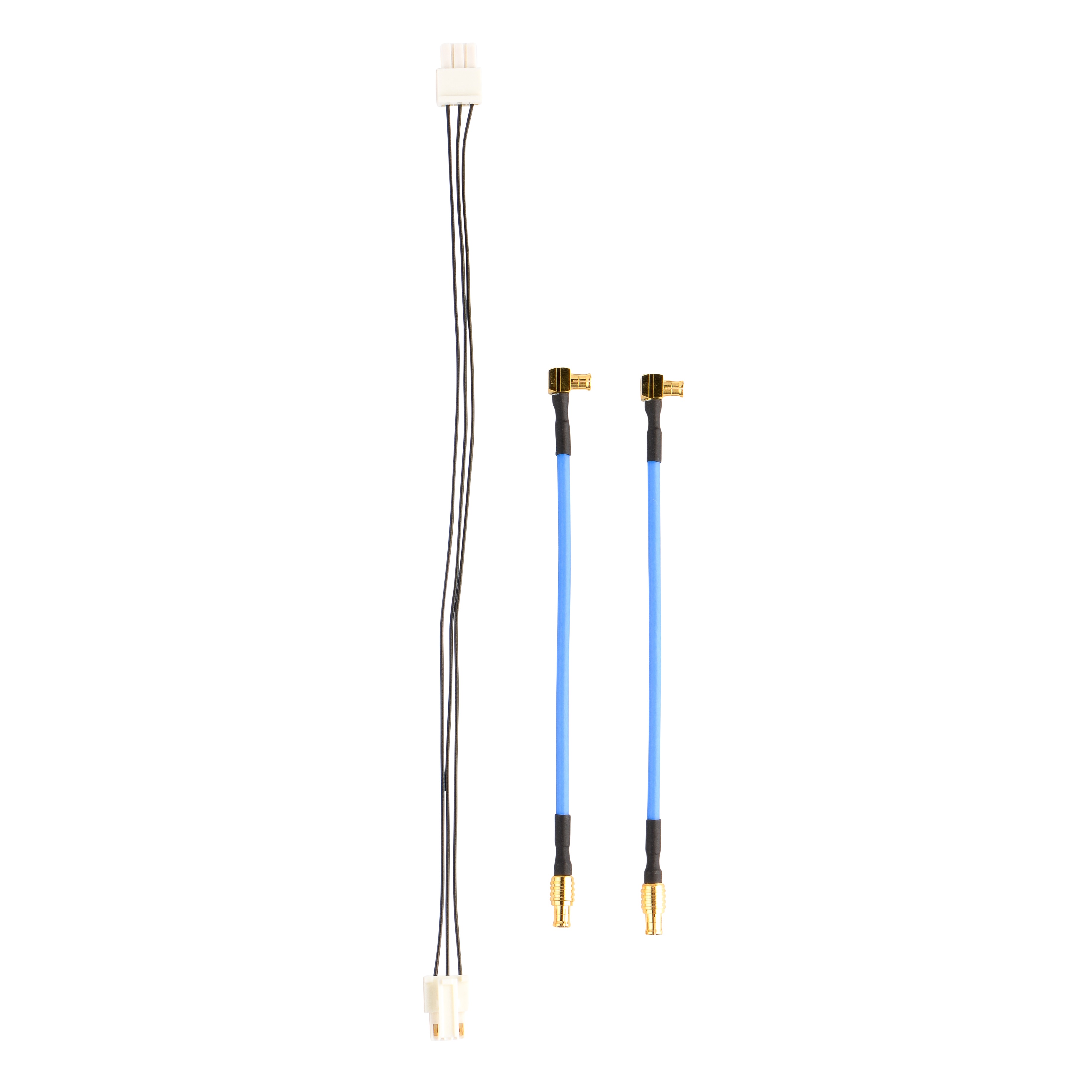 Drei Kabel: eins schwarz-weiß, lang; zwei blau, mit goldenen Steckern, kürzer.