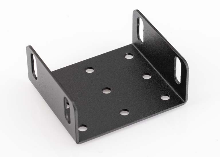 Schwarze Metallhalterung mit Löchern und seitlichen Schlitzen.