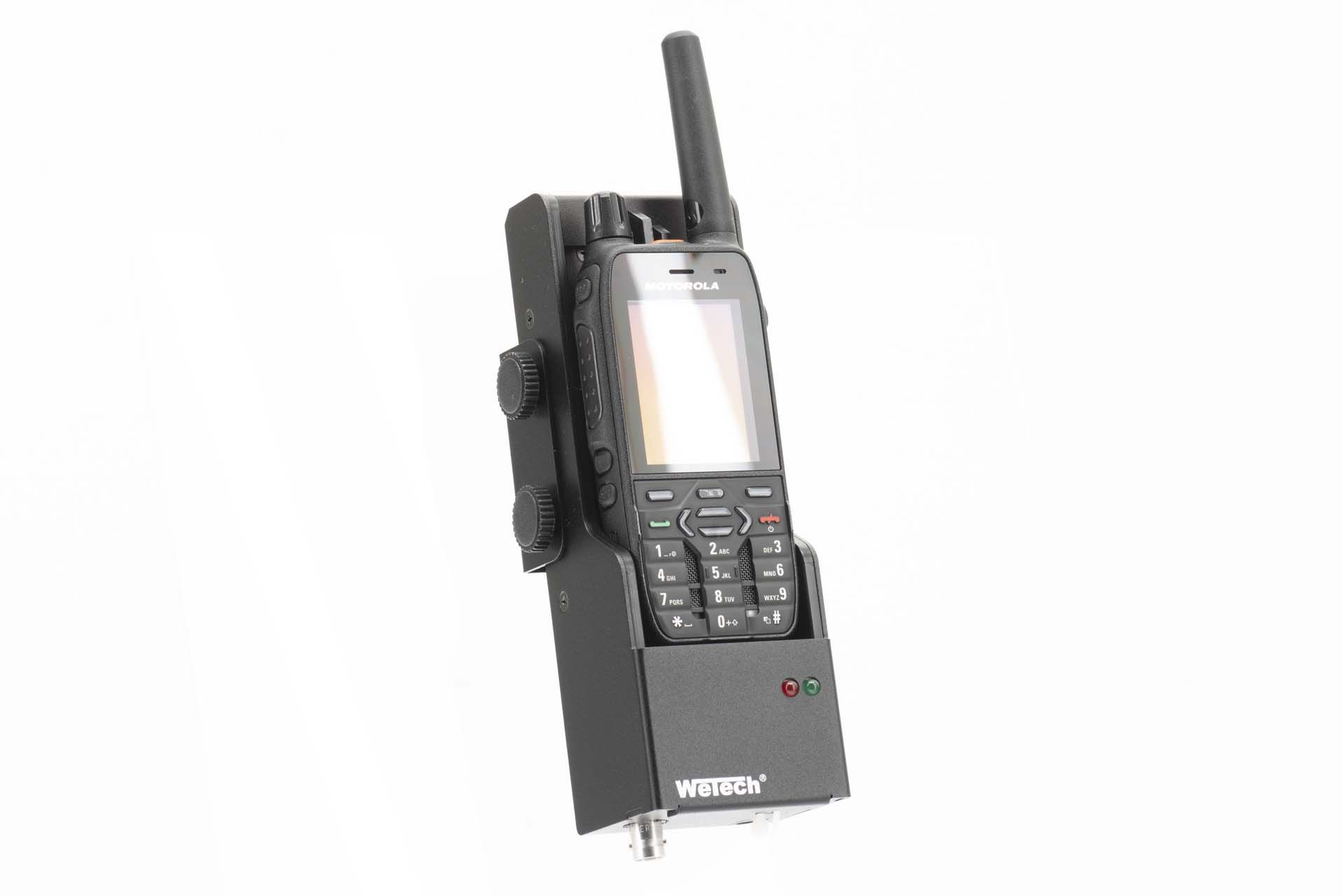 Walkie-Talkie mit Antenne, Display und Tasten, montiert auf schwarz-grauem Halter.