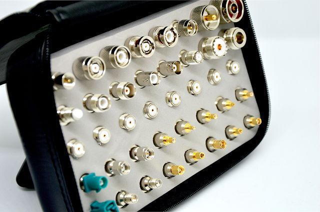 Werkzeugkoffer mit verschiedenen Steckverbindern, organisiert in Reihen.