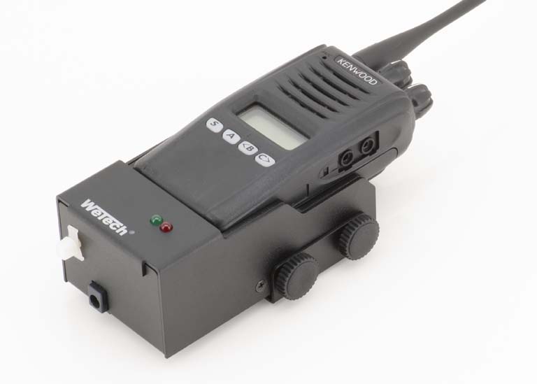 Funkgerät mit zwei Reglern und drei Knöpfen an der Seite, Marke Kenwood.