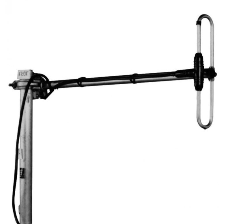 7000-00496700_pro_01.jpg Metallantenne mit langem, dünnem Arm und ovalem Element.