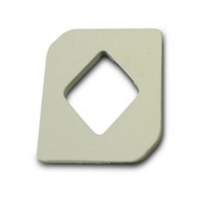 Beige, rechteckige Kunststoffscheibe mit rautenförmiger Aussparung.
