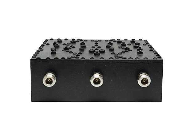 Rechteckiges schwarzes Gerät mit drei runden Buchsen.