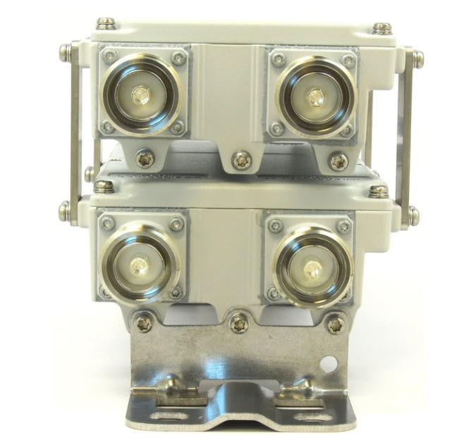 Metallische Steckverbindungen mit vier Anschlüssen, übereinander montiert.