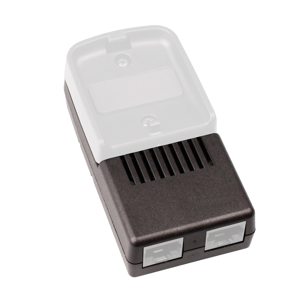 Schwarzes Plastikgehäuse mit Lüftungsschlitzen und zwei USB-Anschlüssen.