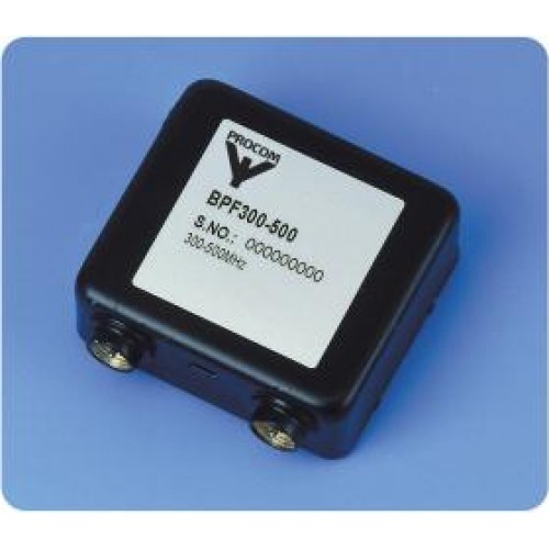 7000-00500700_pro_01.jpg Schwarzer Frequenzfilter BPF300-500 mit zwei Anschlüssen auf blauer Fläche.