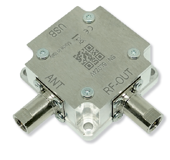 Metalladapter mit USB, Antenne und RF-OUT Anschlüssen, QR-Code auf der Oberseite.