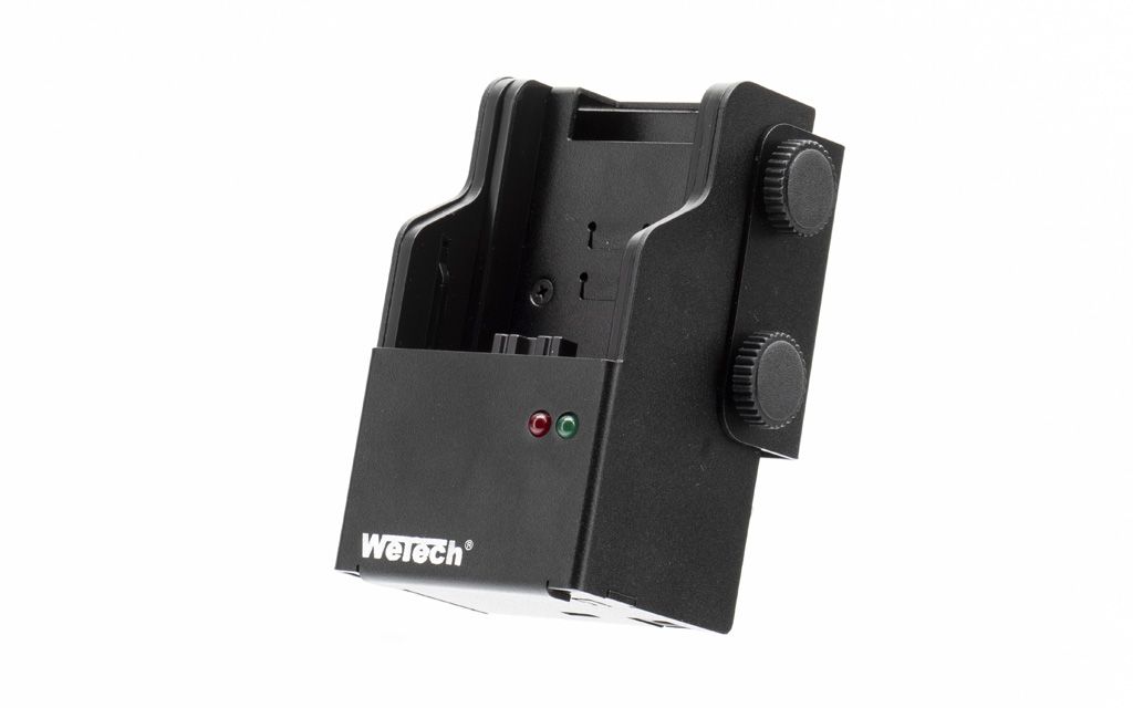 7000-00752965_wem_04.jpg Schwarzes technisches Gerät mit zwei Knöpfen und LED-Anzeigen.