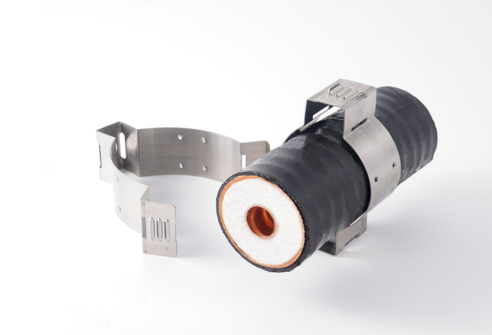 7000_00754510_FIM_01.jpg Isoliertes Rohr mit Metallbefestigung und offener Endansicht sichtbar.