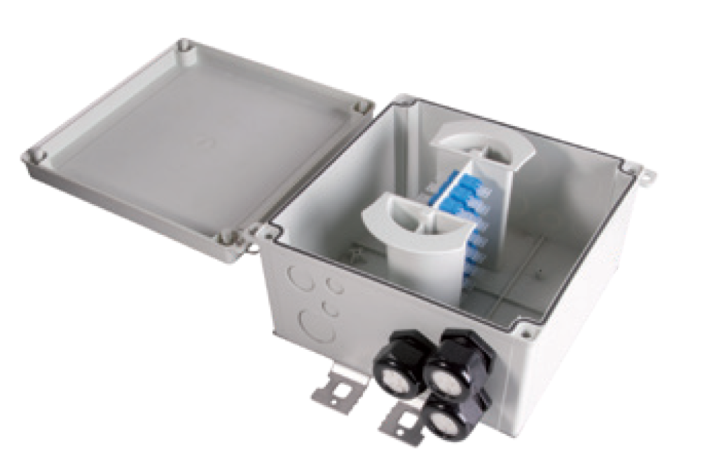 Geöffneter grauer Verteilerkasten mit Kabeldurchführungen und blauen Klemmen.