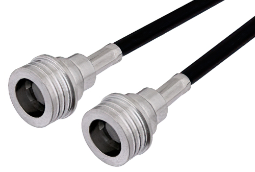 7000-00752110_com_01.png Zwei silberne Koaxialkabelstecker auf schwarzem Kabel.