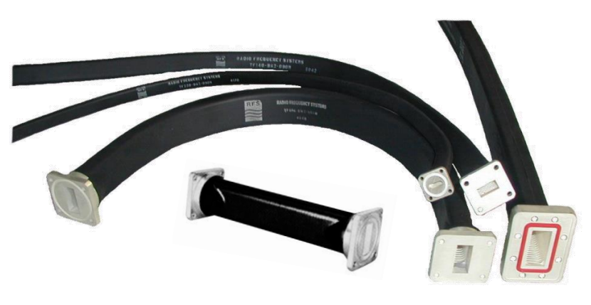 Verschiedene schwarze koaxiale Hochfrequenzkabel mit rechteckigen Metallanschlüssen.