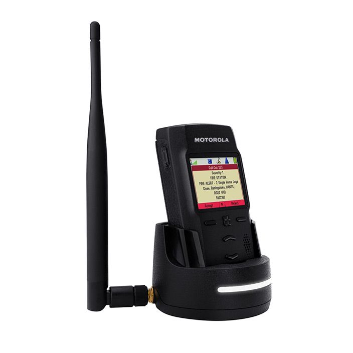 7000-00345800_mot_05.jpg Funk-Pager mit Antenne in Ladestation, Display zeigt Einsatzdetails.