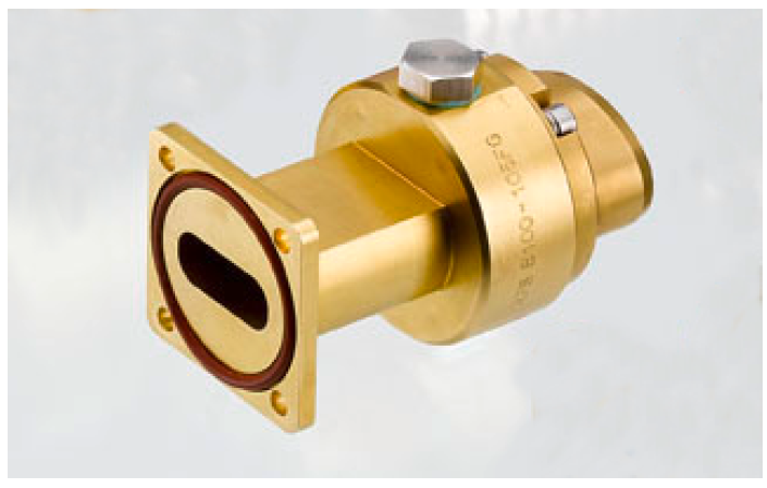 7000-00619500_rfs_01.png Goldfarbene rechteckige Metallkomponente mit ovaler Öffnung und Flansch.