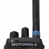 7000-00226200_mot_01.jpg Radio device with antenna and knobs, Motorola brand.