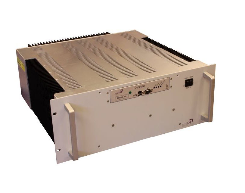 Elektronisches Gerät mit Lüftungsschlitzen und Anschlüssen.