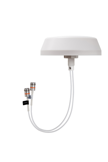 7000-00753521_com_01.jpg Weiße Antenne mit drei Kabelanschlüssen, isoliert auf Weiß.