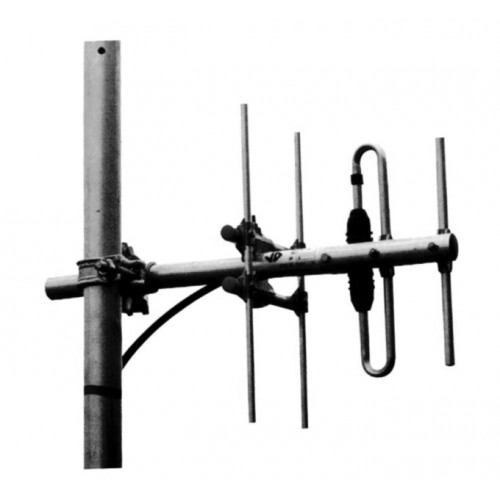 Yagi-Uda-Antenne an einem Mast montiert, mehrere Elemente sichtbar.