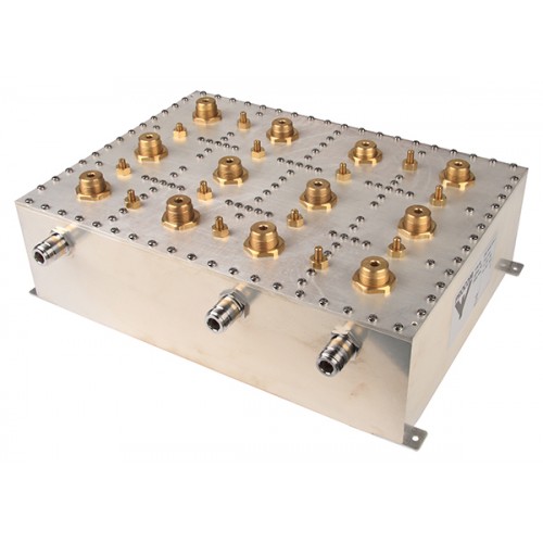 Metallkasten mit mehreren goldenen Steckverbindungen oben und zwei an der Seite.