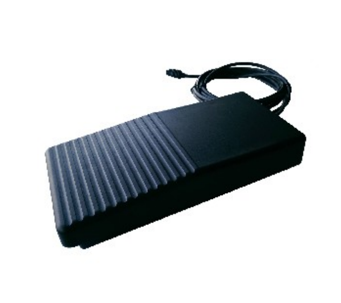 Schwarzes Pedal mit Kabel, gerippte Oberfläche links.