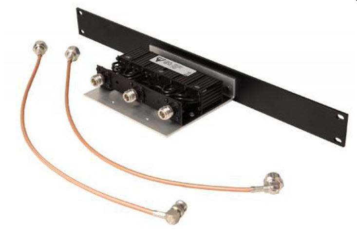 Electronic device with three coaxial cables and connection plates