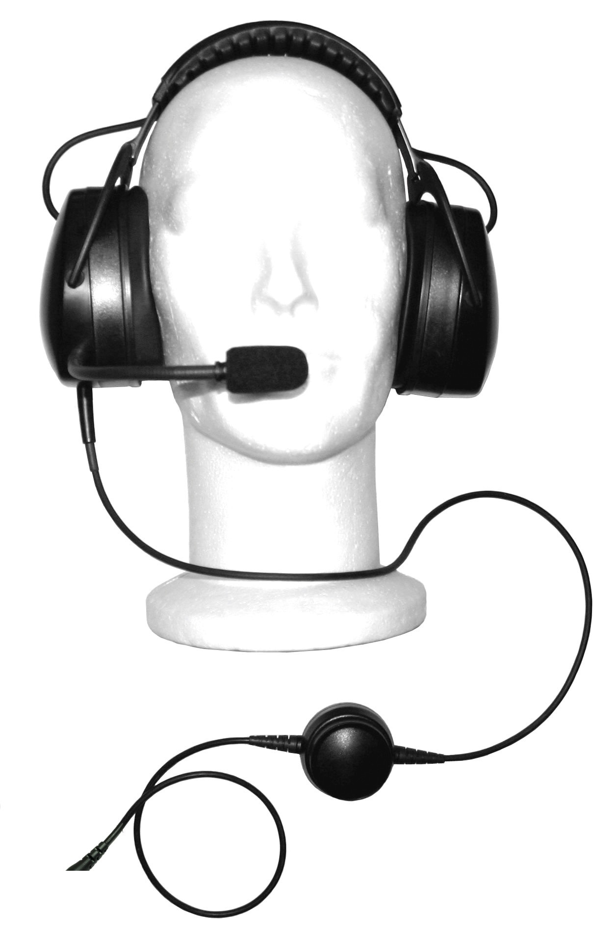 Kunststoffkopf mit schwarzem Headset und Mikrofon.