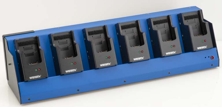 Sechsfach-Ladestation mit blauen Ladeschächten, grüne und rote LED-Anzeigen.