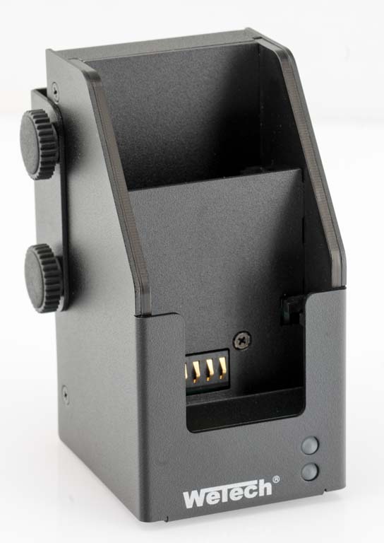 Schwarze Dockingstation mit seitlichen Schraubknöpfen und fünf goldenen Steckkontakten.