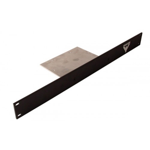 7000-00490700_pro_01.jpg Schwarze Montagehalterung mit rechteckigem Metallabschnitt und gelasertem Logo auf der Seite.
