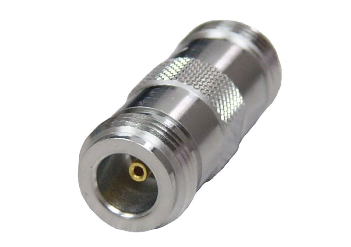 Metallischer Koaxialstecker mit gerändelter Oberfläche und Innengewinde.