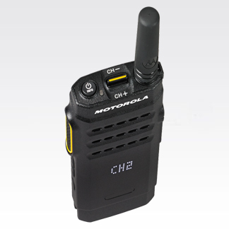 Schwarzes Funkgerät mit Antenne, Kanalwahlschalter und Displayanzeige 'CH2'.