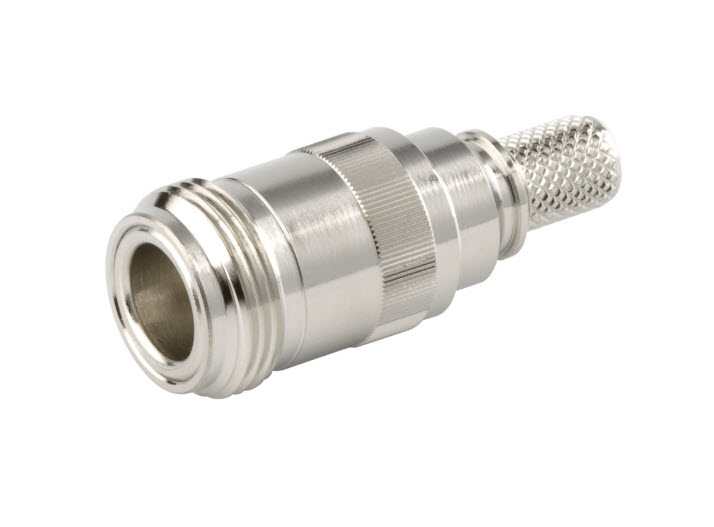 Silberner RF-Koaxialstecker auf weißem Hintergrund.