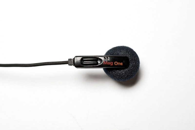 Schwarzer Ohrhörer mit Aufschrift 'Mag One'.