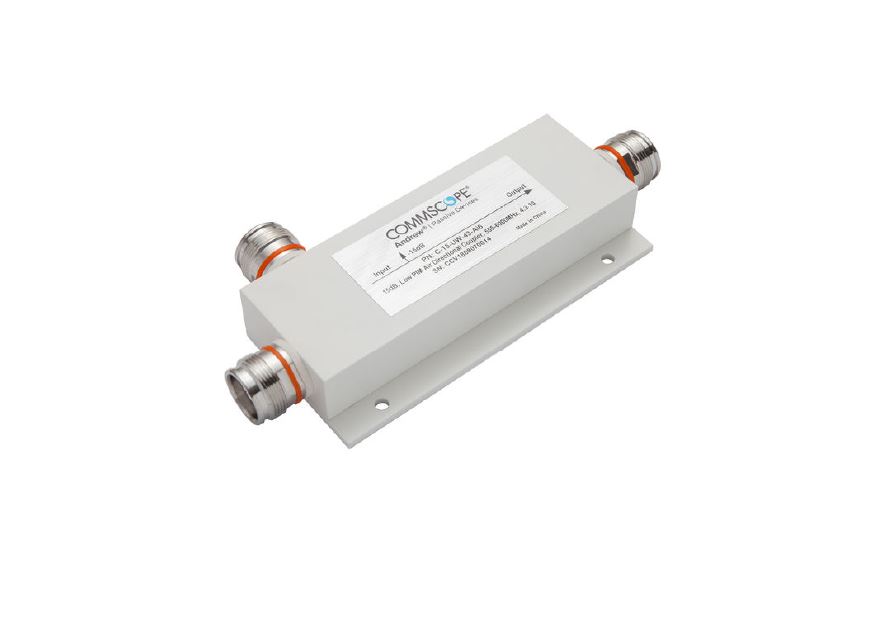 7000-00035500_com_01.jpg Elektronisches Gerät mit zwei Anschlüssen an den Enden, rechteckig.