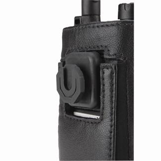 Nahaufnahme eines schwarzen Lederetuis mit Ausschnitten und Kopfhörersteckplatz.